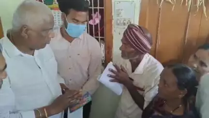 కోరుట్ల: పట్టణంలో ఇటీవలే గణపతి విగ్రహాల తయారీ వద్ద విద్యుత్ షాక్‌తో మరణించిన బాధిత కుటుంబాలకు చెక్కులు అందించిన మంత్రి అడ్లూరి