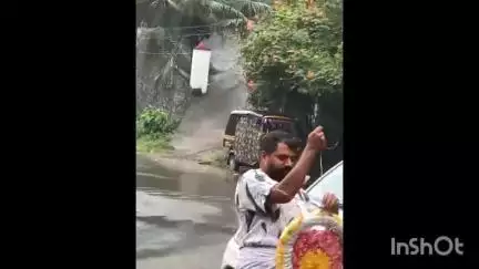 മീനച്ചിൽ: 'ഇത് കുളമോ റോഡോ', മറ്റക്കാട് ചെമ്പരപ്പള്ളികുന്ന് റോഡിൽ റീത്ത് വച്ച് നാട്ടുകാരുടെ പ്രതിഷേധം
