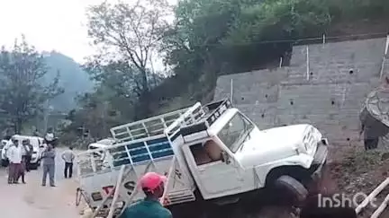 सोलन: कसौली चंडी मार्ग पर काटली गांव के समीप सड़क पर पलटी पिकअप गाड़ी, कुछ देर के लिए यातायात रहा बाधित