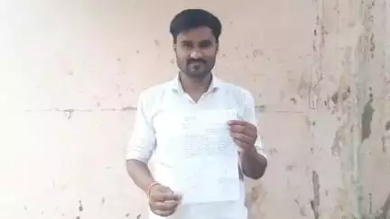 मुरैना नगर: योनो ऐप डाउनलोड करते ही शिक्षक के खाते से काट गए ₹17 हजार, पीड़ित के बेटे ने SP ऑफिस में दर्ज कराई शिकायत