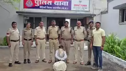 खरगौन: बेडिया थाना पुलिस ने 3.7 किलोग्राम गांजे के साथ एक आरोपी को किया गिरफ्तार, पुलिस कंट्रोल रूम में SP ने दी जानकारी