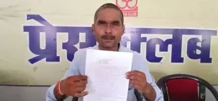 गोरखपुर: प्रेस वार्ता के दौरान थाना बांसगांव के हरनहीं निवासी व्यक्ति ने अपने डीह की जमीन को हड़पने का पट्टीदार पर लगाया आरोप
