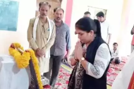 गाडरवारा: जिला पंचायत सदस्य मोना कौरव ने गाडरवारा के गांवों में जाकर व्यक्त की शोक संवेदना