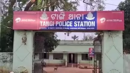 ବାଣପୁର: ମାନସିଂପୁର ଡୋମଣୀ ସାହିରେ ମା' ଡୋମଣୀ ଦେବୀଙ୍କ ପୋଖରୀରୁ ମାଙ୍କଡା ପଥର ଚୋରା ଚାଲାଣ ବେଳେ ୨ଟି ଟ୍ରାକ୍ଟର ଜବତ