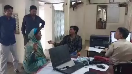 चोपडा: मनवेल येथील महिलेस पोलिसात तक्रार का दिली विचारल्याच्या कारणावरून शिवीगाळ व मारहाण, तिघांविरोधात यावल पोलिसांत तक्रार
