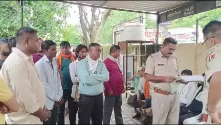 बांसवाड़ा: त्रिपुरा कॉलोनी में सरपंच द्वारा प्रताड़ित अधेड़ व्यक्ति ने फांसी लगाकर दी जान, पुलिस ने शव का कराया पोस्टमार्टम