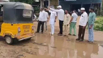ముధోల్: భైంసా పట్టణంలోని బైపాస్‌ బాసర వెళ్లే మార్గంలో రోడ్లుపై ఏర్పడ్డ భారీ గుంతలు పూడ్చాలని కోరుతున్న వాహనదారులు, బీఆర్‌ఎస్‌ నాయకులు  #localissue
