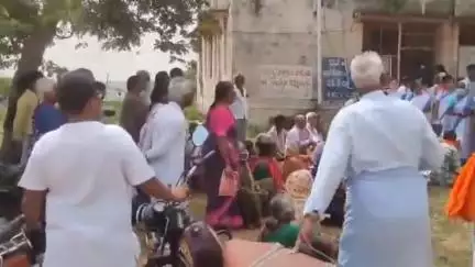 పత్తికొండ: పట్టణంలో వ్యాధులపై ప్రజలకు అవగాహన కల్పించి మందులు పంపిణీ చేసిన వైద్యాధికారులు