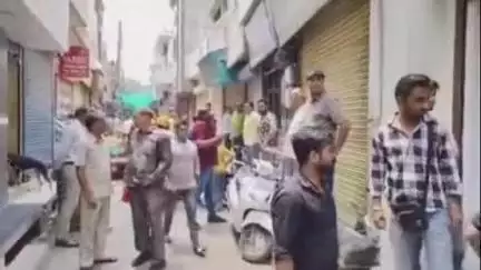 कैथल: सर्राफा बाजार कैथल में आपसी विवाद के चलते एक सर्राफ का सामान बाहर फेंकने के विरोध में दुकानदारों ने रखा बाजार बंद