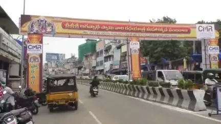 విశాఖపట్నం: వన్ టౌన్ చౌట్రీ వద్ద జగన్నాథ స్వామి వారి రథోత్సవాల్లో భాగంగా మత్స్య అవతారంలో దర్శనమిచ్చిన స్వామివారు
