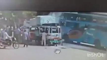 पोकरण: JNV सर्किल के पास चलते वाहन में लगी अचानक आग, पेट्रोल पंप के कार्मिकों ने पाया काबू