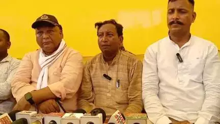 बैरिया: पखनाहा के उच्चतर माध्यमिक विद्यालय में प्रशांत किशोर के आगमन को लेकर पार्टी कार्यकर्ताओं ने की प्रेस कॉन्फ्रेंस