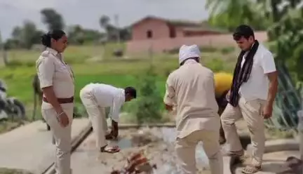 पुपरी: चोरौत थाना परिसर में विभिन्न मामलों में ज़ब्त देशी व विदेशी शराब का किया गया विनिष्टीकरण