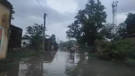 सोनाहातु: सोनाहातु-जाडेया मुख्य सड़क पर जल जमाव, विधायक अमित महतो ने गांव पहुंचकर लोगों की परेशानी देखी