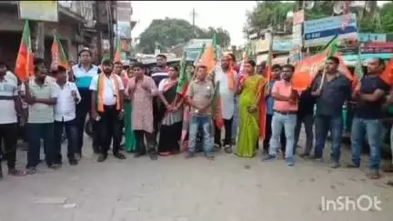 মানিকচক: কসবা কাণ্ডে প্রতিবাদে মথুরাপুর চৌরঙ্গীতে রাজ্য সড়ক অবরোধ করে বিক্ষোভ বিজেপির