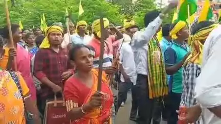 কাঁকসা: পুলিশের অস্বাসে অবশেষে প্রায় ৪ঘন্টা পর উঠলো আদিবাসদের বিক্ষোভ,সমস্যা সমাধানের আস্বাস ACP-র
