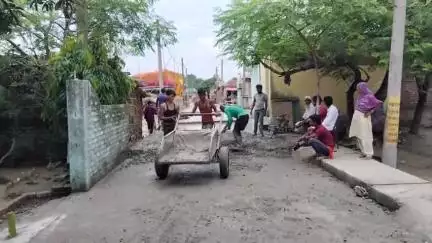सिकटी: सिकटी-गरैया में सही-सलामत सड़क पर फिर से ढलाई, ग्रामीण बोले- सरकारी पैसे की हो रही बर्बादी, जांच की उठी मांग