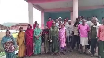 मंडला: मांगावैली में प्रधानमंत्री आवास के नाम पर सरपंच और सचिव ग्रामीणों से पैसे मांग रहे हैं, पीड़ित मोहनलाल