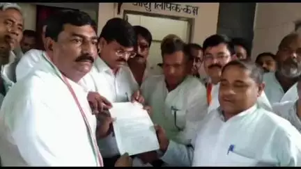 अमेठी: भाजपा चेयरमैन अमेठी के भ्रष्ट आचरण के खिलाफ कांग्रेस ने किया प्रदर्शन, सौंपा ज्ञापन