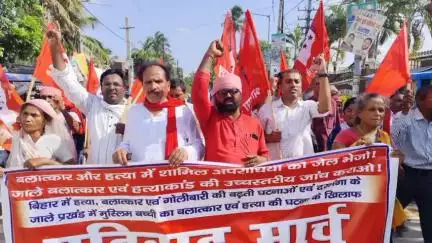 दरभंगा: जाले प्रखंड के डोगरा में नाबालिग बच्ची से बलात्कार और हत्याकांड के खिलाफ दरभंगा में निकला विरोध मार्च