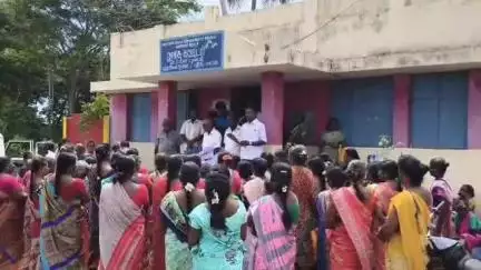 கீழ்வேளூர்: ஒன்றியத்திற்கு உட்பட்ட 19 ஊராட்சிகளில் 100 நாள் வேலை கேட்டு விவசாய தொழிலாளர் சங்கத்தினர் மனு கொடுக்கும் போராட்டம்