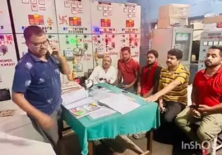 लातेहार: शहरी क्षेत्र में दिन भर बिजली गुल रहने से भाजपा नेता पहुंचे बिजली ऑफिस, लोगों में आक्रोश