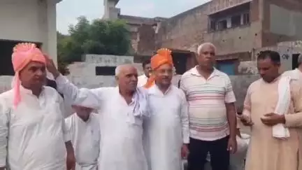 बड़ौत: दोघट कस्बे में सांसद का ढोल नगाड़ों के साथ जुलूस निकालकर पगड़ी पहनाकर स्वागत, सांसद ने कस्बावासियों की समस्याएं सुनीं