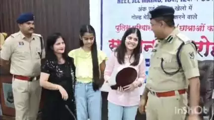 धमधा: पुलिस विभाग के अधिकारियों/कर्मचारियों के बच्चों ने नीट/जेईई मेन्स 10वीं/12वीं में सफलता पर कंट्रोल रूम में सम्मान प्राप्त किया