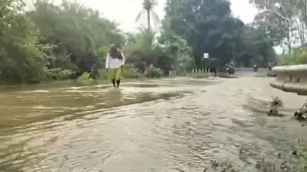 मंडला: लगातार बारिश से नदी-नाले उफान पर, मंडला से अंजनिया के बीच छिद्दी नाला पुलिया डूबी