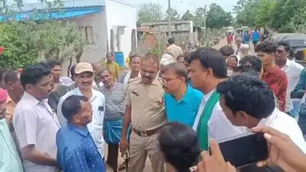 సిర్పూర్ టి: స్వప్న కుటుంబంలో ఒకరికి ఉద్యోగం కల్పిస్తామని తహశీల్దార్ హామీ ఇవ్వడంతో ఆందోళన విరమించిన మార్తడి గ్రామ ప్రజలు