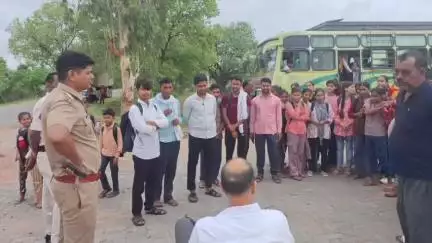 लवकुशनगर में मजिस्ट्रेट व पुलिस ने संयुक्त रूप से चलाया वाहन जांच अभियान