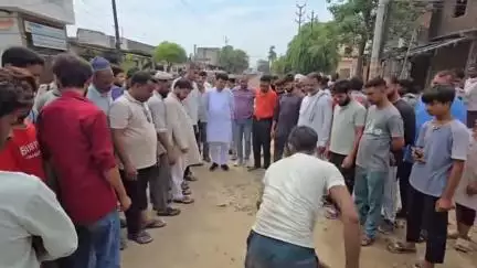 मुज़फ्फरनगर: राज्यमंत्री कपिलदेव अग्रवाल ने ठेकेदारों के पेंच कसने के लिए निकले, घटिया सड़क बनाए जाने पर रुकवाया काम
