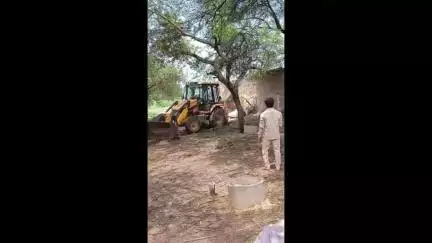 जावरा: चरनोई भूमि पर बना अवैध शेड जेसीबी से हटाया, तहसील घेरने की चेतावनी के बाद आनन-फानन में हुई कार्यवाही