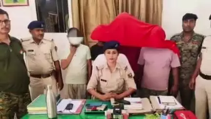पूर्णिया पूर्व: फणीश्वर नाथ रेणु टी0ओ0पी0 के द्वारा वाहन जांच के दौरान अवैध लॉटरी टिकट के साथ चार अभियुक्तों को किया गया गिरफ्तार