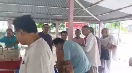 গাইঘাটা: আজ গাইঘাটা পঞ্চায়েত সমিতির পক্ষ থেকে  গাইঘাটার ইছাপুর ২ এ দীঘায় অবস্থিত জগন্নাথ দেবের মন্দিরের মহাপ্রসাদ দেওয়া হয়