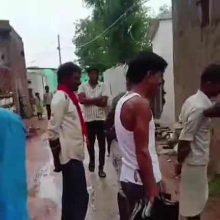 निवाड़ी: पृथ्वीपुर: मुख्यमंत्री के कार्यक्रम में लोगों को ला रही बस नयाखेरा में दो घरों में घुसी
