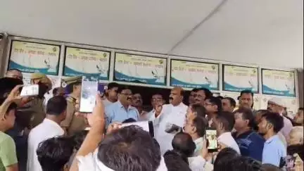 मंझनपुर: खाद व्यापारियों ने फर्टिलाइजर में जबरन टैगिंग के विरोध में एक दिवसीय हड़ताल की, मंझनपुर में सौंपा ज्ञापन