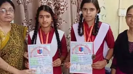 सैलाना: पीएम श्री शासकीय विद्यालय सैलाना की दो छात्राएं नेशनल ट्रैकिंग कैंप से सकुशल सैलाना लौटीं