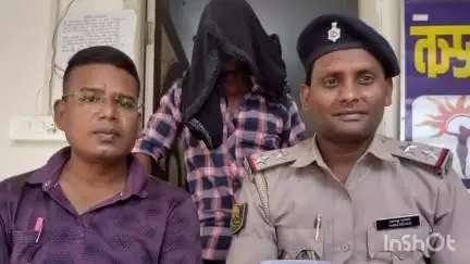 शंकरपुर: शंकरपुर थाने की पुलिस ने बलवा गांव से चोरी के सामान के साथ मंजेश कुमार नामक चोर को गिरफ्तार किया