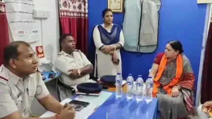 ক্যানিং ১: ঘুটিয়ারিশরীফ পুলিশ ফাঁড়িতে গিয়ে ওসিকে হুমকি বিজেপি নেত্রী অগ্নিমিত্রা পালের