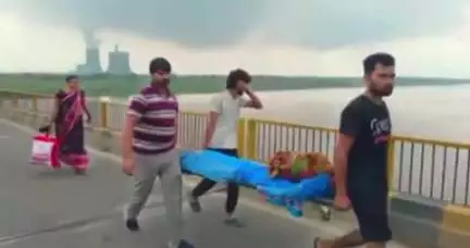 हमीरपुर: पुत्र को मां का शव पैदल स्ट्रेचर में लेकर पुल पार करने पर मजबूर होना पड़ा