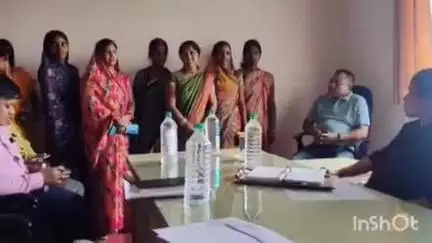 चतरा: मंईयां सम्मान योजना से वंचित गिद्धौर की महिलाओं ने चतरा उपायुक्त को आवेदन देकर शिकायत की