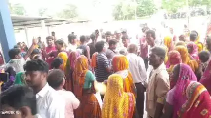 जलालगढ़: मोगराई पोखर छठ घाट की जमीन बिक्री को लेकर महिलाओं ने प्रखंड का किया घेराव