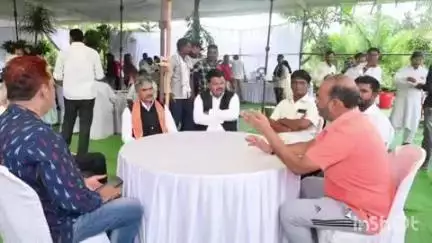 साजा विधायक ईश्वर साहू ने ग्राम गोमची में बेमेतरा जि.पं अध्यक्ष की मां स्व. विमला तिवारी के दशगात्र में भाग लिया
