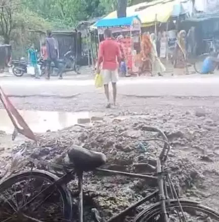 बीघापुर: राधागंज बिहार में ठेकेदार की लापरवाही झेल रहे दुकानदार, व्यापार पर पड़ रहा असर #jansamasya