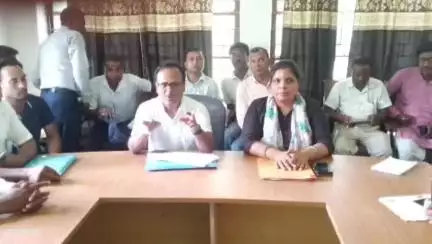कस्बा: प्रखंड सभागार जलालगढ़ में मतदाता विशेष गहन पुननिरीक्षण को लेकर डीसीएलआर परमानंद साह ने बीएलओ के साथ की बैठक