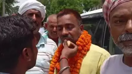चौसा: अनुसूचित जनजाति आयोग बिहार के सदस्य पैतृक गांव पहुंचे, ग्रामीणों ने किया भव्य स्वागत