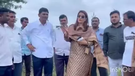 वाशिम: किनखेडा येथील अतिवृष्टीमुळे नुकसान झालेल्या शेतीचे आ. भावनाताई गवळी यांच्याकडून पाहणी, मदतीचे शेतकर्‍यांना दिले आश्‍वासन