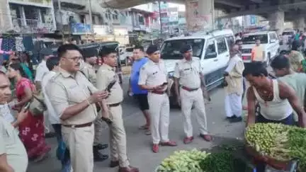 हरनौत: सदर DSP2 के नेतृत्व में हरनौत बाजार में रोड किनारे से फुटपाथी दुकानें और ठेले हटाए गए