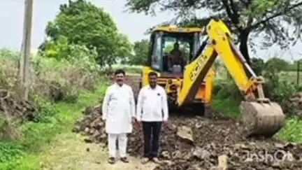 निलंगा: मौजे शिऊर ते नदीवाडी रखडलेल्या पाणंद रस्त्यांनी ४० वर्षानंतर घेतला मोकळा श्वास आ. निलंगेकर यांच्या प्रयत्नातून काम सुरू